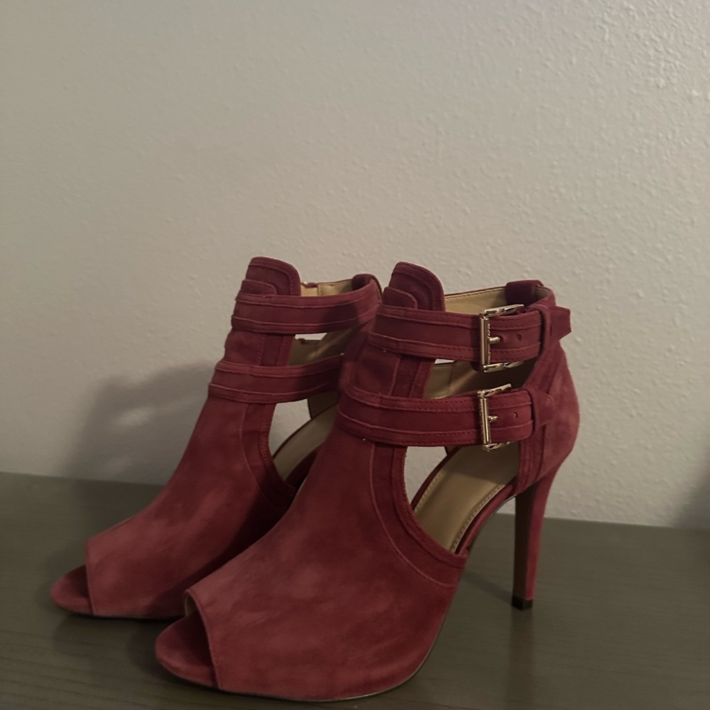 MK peep toe bootie heel sz8